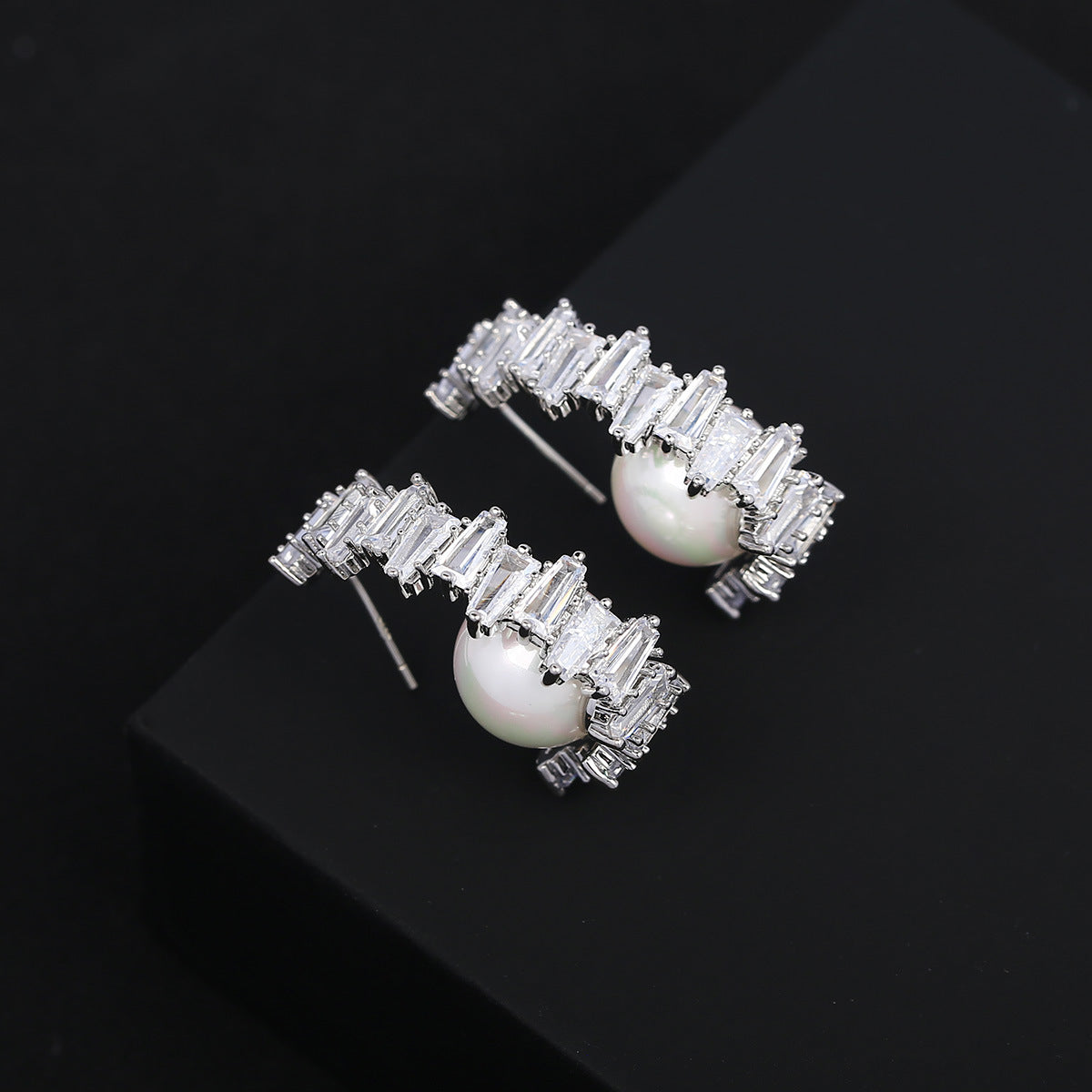 Arc-shaped Zircon Pearl Earrings