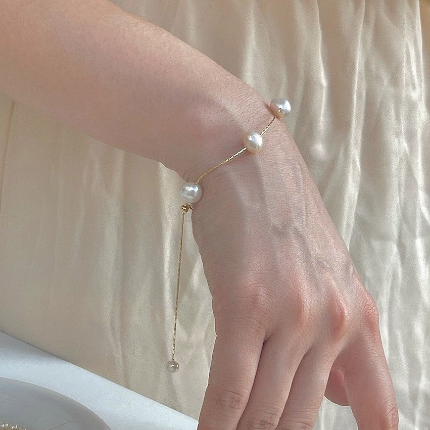 Irregular Natural Pearl Bracelet with Baby's Breath Design