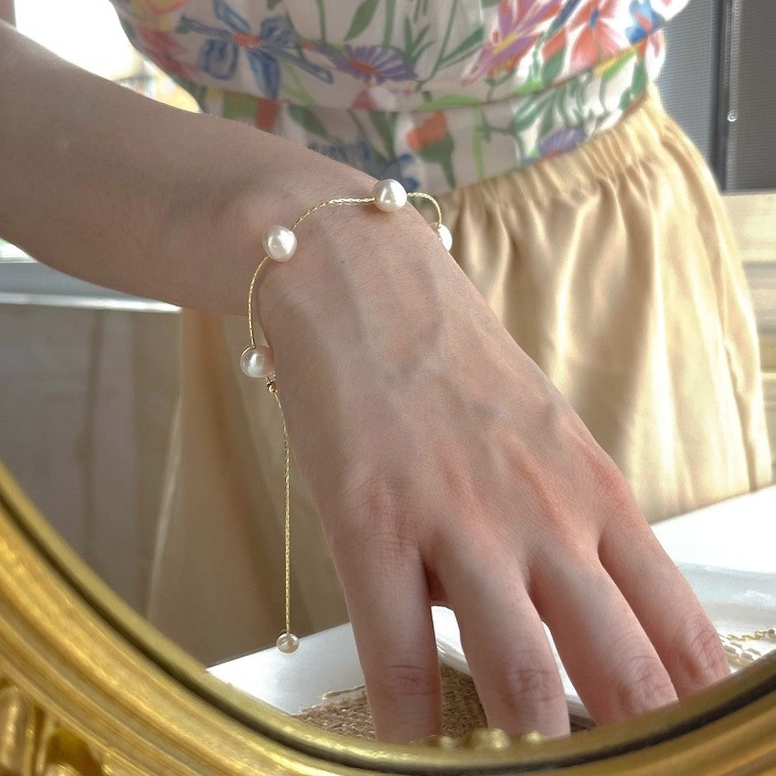 Irregular Natural Pearl Bracelet with Baby's Breath Design
