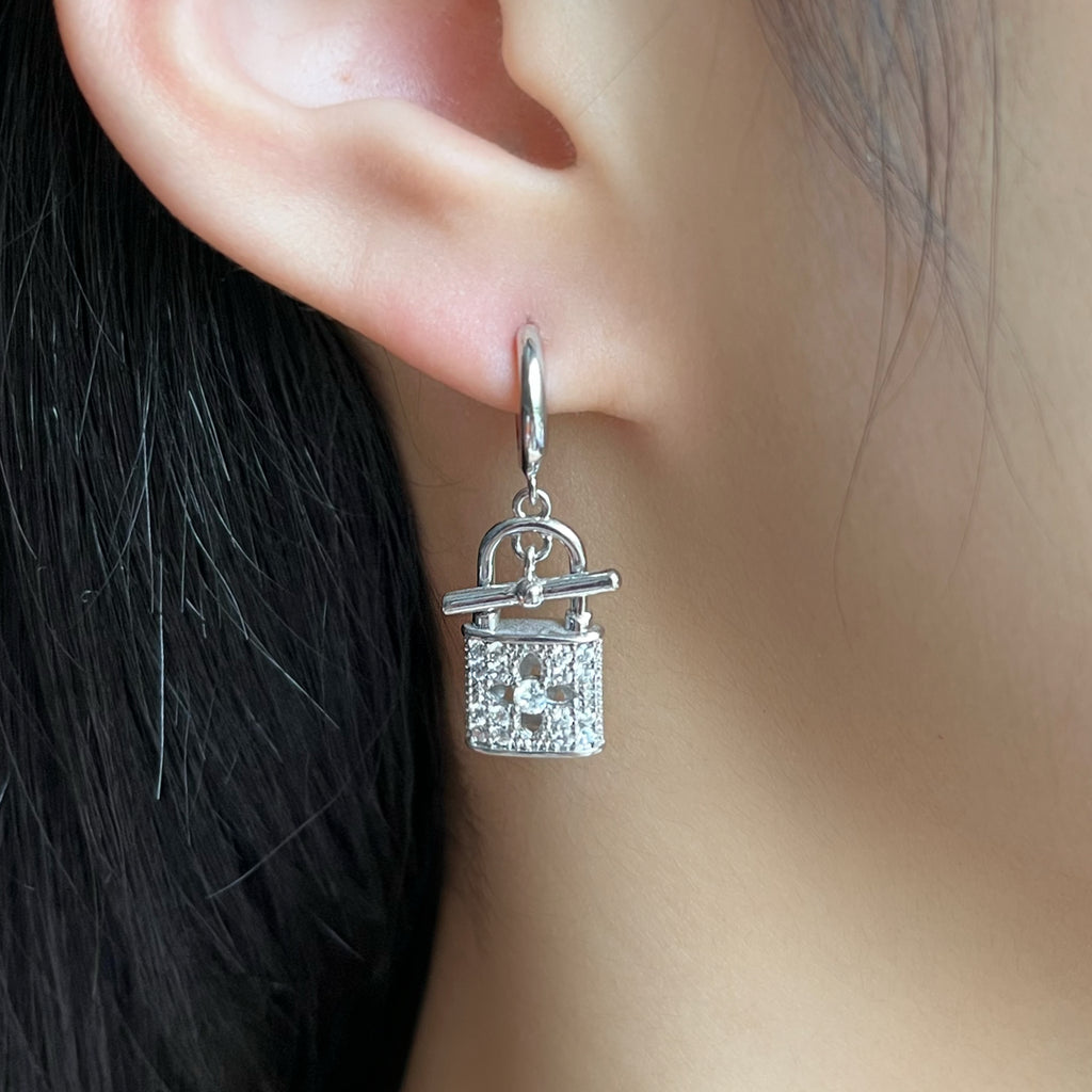 Lock-shaped Four-leaf Clover Zircon Earrings