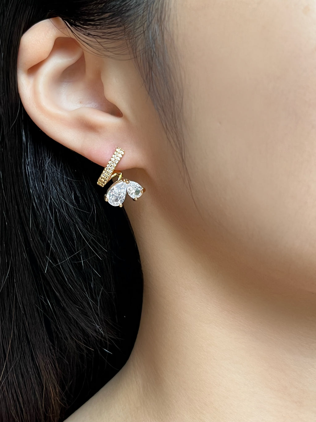 18k Gold Teardrop-Shaped Zircon Earrings
