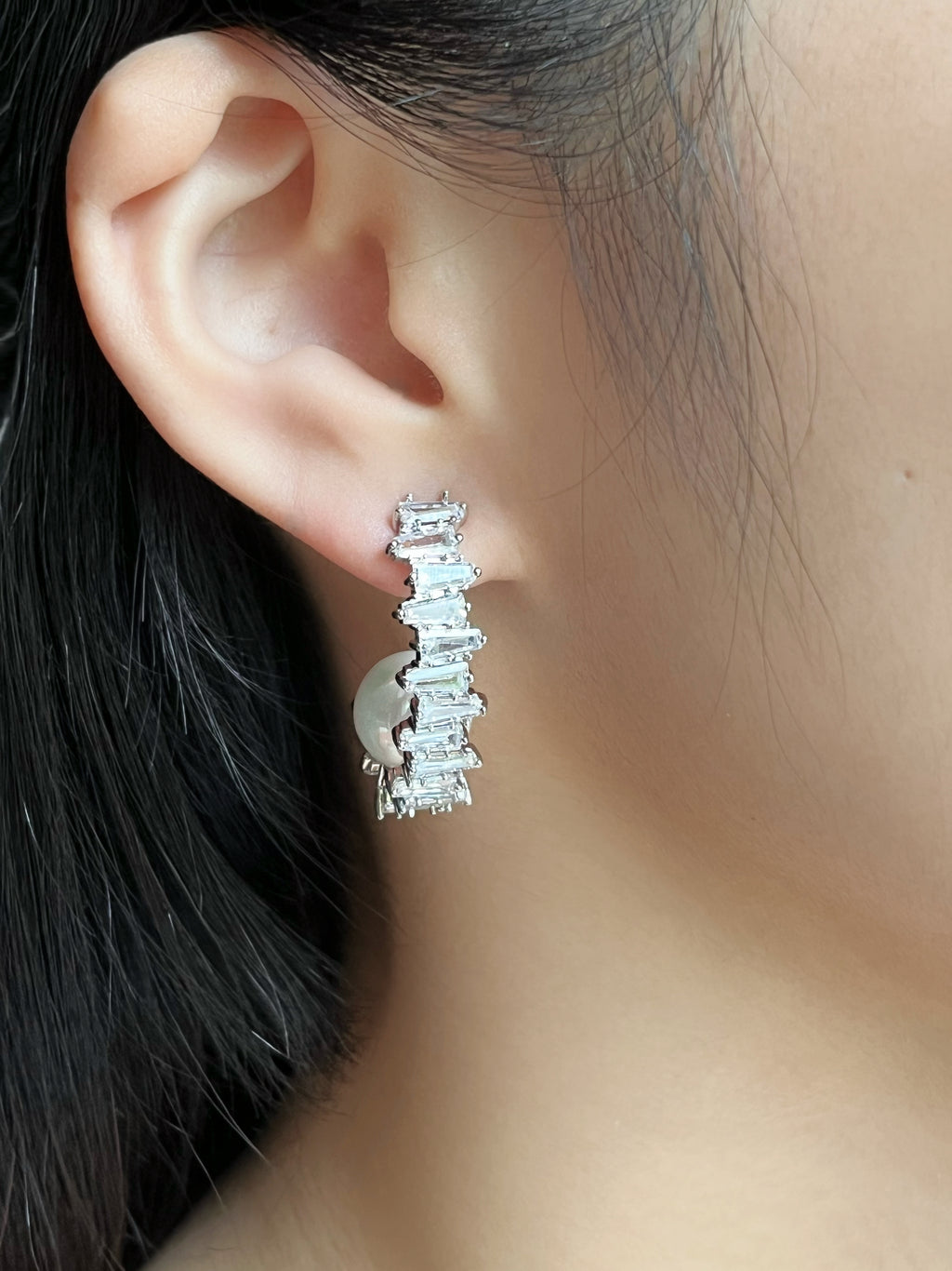 Arc-shaped Zircon Pearl Earrings